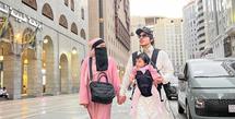 Aurel Hermansyah bersama suami dan putrinya sedang menjalankan ibadah umrah. Tidak hanya penampilan putrinya, baby Ameena yang menggemaskan didandanni lengkap dengan hijab, tapi juga penampilan istri Atta Halilintar itu berbeda dari biasanya. [Instagram/aurelie.hermansyah]