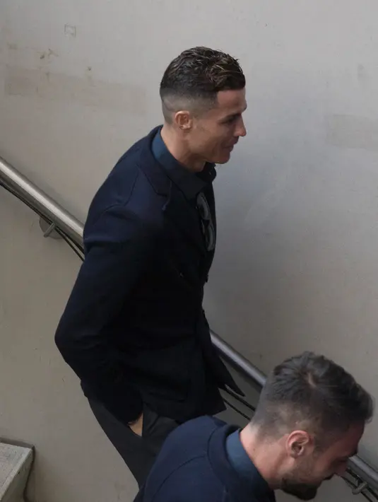 Striker Juventus, Cristiano Ronaldo usai mengecek lapangan saat melakukan walkabout di Johan Cruyff ArenA di Amsterdam, Belanda (9/4). Juventus akan bertanding melawan Ajax pada leg pertama babak perempatfinal Liga Champions. (AP Photo/Peter Dejong)