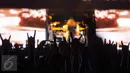 Penonton mengambil gambar grup band Death Metal asal Amerika, Megadeth pada acara Hammersonic 2017 di Echo Park, Ancol, Jakarta, Minggu (7/5). Selain Megadeth, ada beberapa nama besar yang mengisi perhelatan ini. (Liputan6.com/Gempur M Surya)