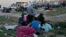 Serangan udara ini menyebabkan kehancuran bangunan permukiman dan asap tebal yang menyelimuti kota. Tampak dalam foto, para pengungsi yang melarikan diri dari serangan udara Israel di Dahiyeh, pinggiran selatan Beirut, tidur di tepi pantai Beirut, Lebanon, Jumat, 6 Maret 2026. (AP Photo/Hussein Malla)
