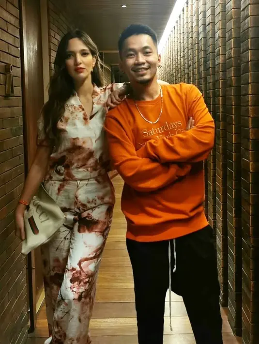 "Kalau orang-orang suka bilang 'eh lo kan dideketin cuma gara-gara duitnya', terserah lo yang penting gua bahagia," jelasnya. (Instagram/ramadhaniabakrie)