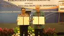 Menteri Perdagangan Enggartiasto Lukita (kanan) bersama Kapolri Tito Karnavian menunjukkan berkas penandatanganan kerja sama di Jakarta, Senin (8/1). (Liputan6.com/Angga Yuniar)