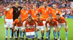 Netherlands team pose before their Euro 2008 Championships Group C football match the Netherlands vs. Italy on June 9, 2008 at the stade de Suisse in Bern. AFP PHOTO / DIMITAR DILKOFF