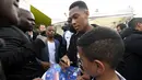 Pemain Timnas Prancis, Patrice Evra dan Anthony Martial, disambut meriah saat tiba di lapangan Les Ulis, (23/5/2016). Les Ulis adalah klub masa kecil keduanya. (AFP/Franck Fife) 