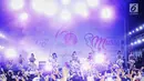 Vokal Grup asal Jepang AKB48 tampil pada acara Peringatan 60 Tahun Hubungan Diplomatik Indonesia-Jepang di kawasan Gelora Bung Karno, Jakarta, Sabtu (8/9). Dalam musik festival itu AKB48 menyanyikan sepuluh lagu. (Liputan6.com/Faizal Fanani)