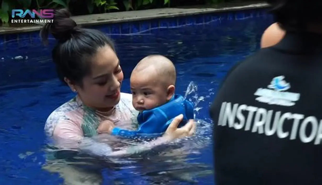Berbagai macam gaya telah Cipung lakukan nih, salah satunya adalah berputar.(Youtube.com/Rans Entertainment)