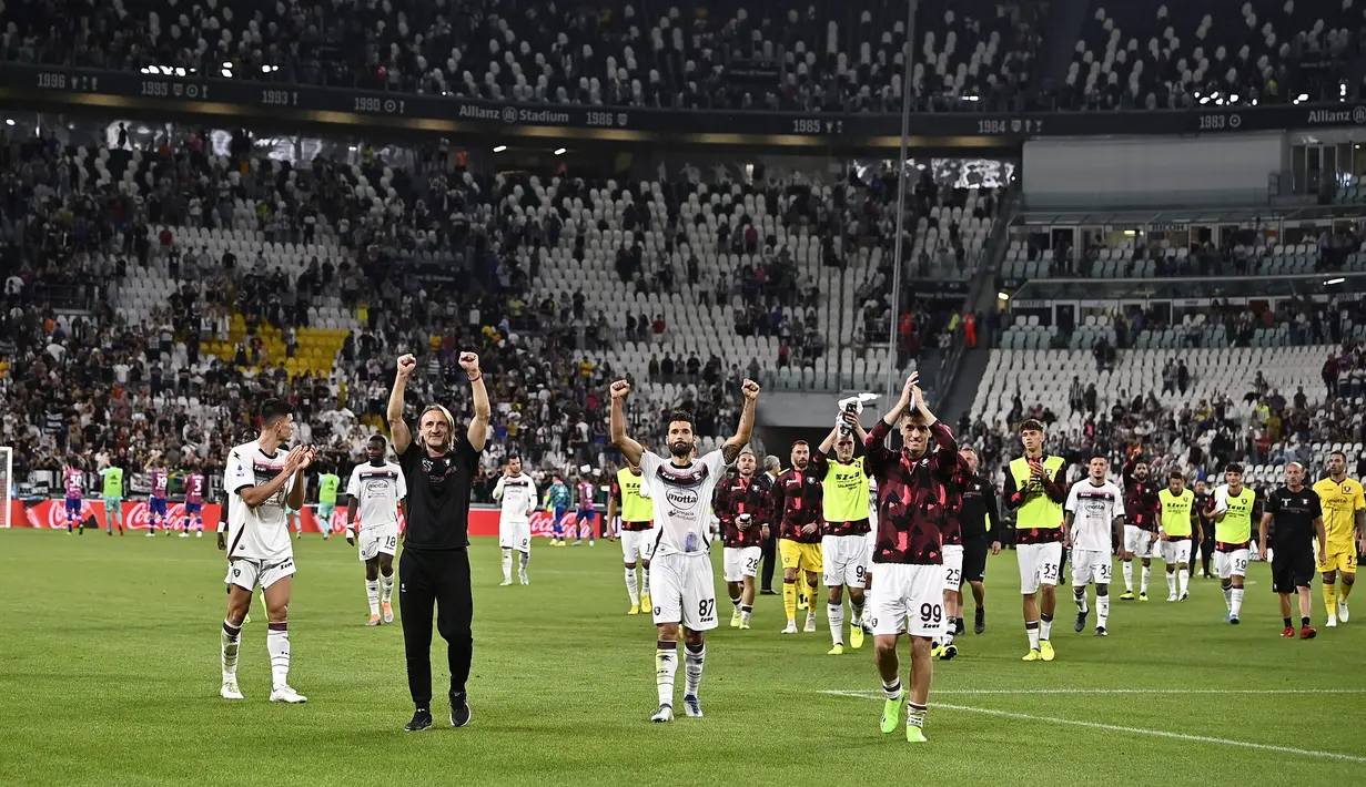 Laga pun tuntas 2-2. Salernitana berhasil merebut 1 poin di kandang Juventus dan sementara menempati posisi ke-10 dengan 7 poin. Sementara Juventus yang kini mengemas 10 poin harus puas nangkring di posisi ke-8. (LaPresse via AP/Fabio Ferrari)