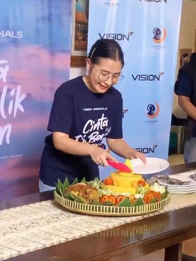 Jadi Produser, Ini 7 Momen Prilly Latuconsina Jalani Selamatan di Hari Pertama Syuting