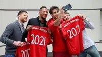 Empat pemain Bayern Munchen (dari kiri ke kanan): Xabi Alonso, Jerome Boateng, Javi Martinez, dan Thomas Muller, memperpanjang durasi kontrak bersama Die Roten.