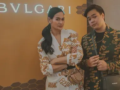 Donna dan Jeje mengenakan jas matching yang berbeda warna saat menghadiri salah satu acara brand ternama. (Liputan6.com/IG/@jejesoekarno)