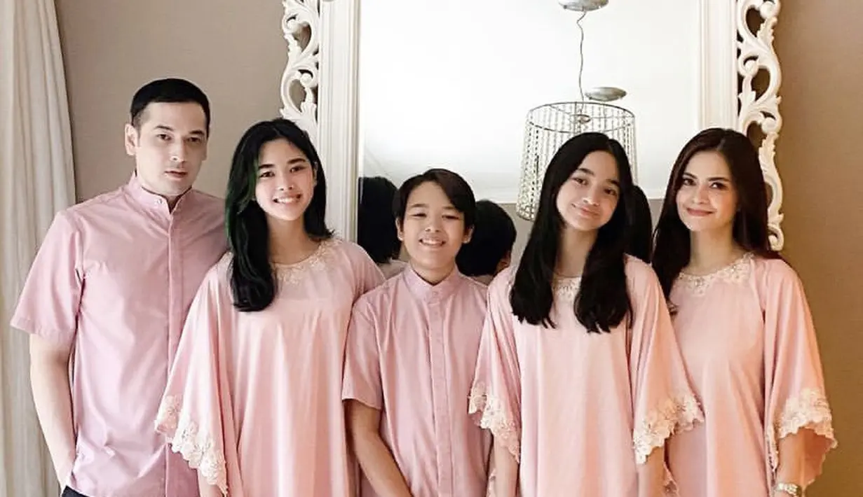Menikah di tahun 2019 dengan Richard Kevin, Cut Tari pun tampil kompak bersama anak kandung dan anak sambung mengenakan kaftan pink saat lebaran. @cuttaryofficial
