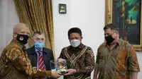 Gubernur Sumsel dan Konsul Kehormatan RI di Constanta Rumania Emil Sirbu saat menyerahkan cinderamata, ketika menggelar pertemuan di Griya Agung Sumsel (Dok. Humas Pemprov Sumsel / Nefri Inge)