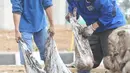 Petugas mengumpulkan sampah dan lumpur dari saluran gorong-gorong air di Jalan DI Panjaitan, Kebon Nanas, Jakarta, Jumat (6/12/2019). Hal tersebut dilakukan guna mengantisipasi tersumbatnya saluran air selama memasuki periode musim hujan. (Liputan6.com/Immanuel Antonius)