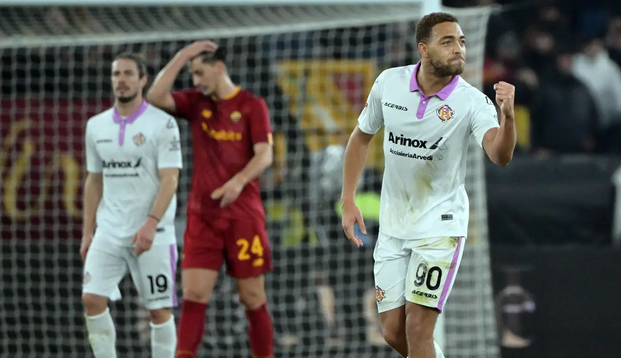 Pemain Cremonese Cyriel Dessers melakukan selebrasi saat melawan AS Roma pada pertandingan sepak bola Coppa Italia di Olympic Stadium, Roma, Italia, 1 Februari 2023. AS Roma kalah 1-2 dari Cremonese dan harus tersingkir dari Coppa Italia. (Alfredo Falcone/LaPresse via AP)