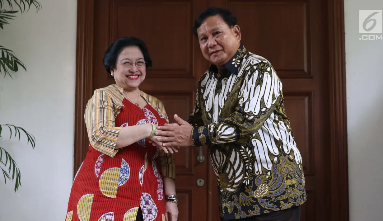 Ketua Umum PDIP, Megawati Soekarnoputri (kiri) bersalaman dengan Ketua Umum Partai Gerindra, Prabowo Subianto usai melakukan pertemuan dan makan siang bersama di kediaman Megawati di Jalan Teuku Umar, Jakarta, Rabu (24/7/2019). (Liputan6.com/Helmi Fithriansyah)