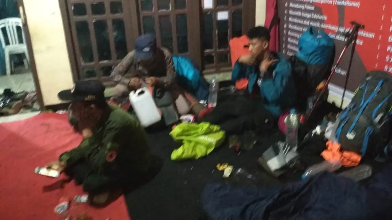 Jumat (9/8/2019) Pukul 21.00 WIB, seluruh pendaki Gunung Slamet sudah turun ke basecamp. Nampak, para pendaki di Basecamp Bambangan, Purbalingga. (Foto: Liputan6.com/Perhutani KPH Banyumas Timur/Muhamad Ridlo)