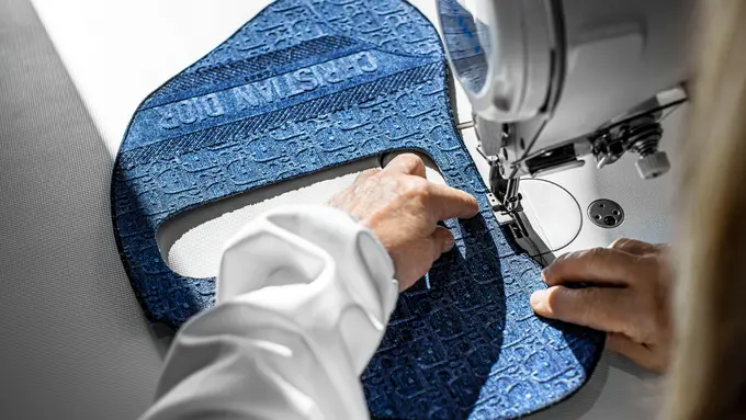 Keanggunan Saddle Bag Hadir dalam Balutan Denim yang Trendi