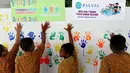 Siswa menempel tangan berlumuran cat air ke dinding di SD Negeri 15 Karet Tengsin, Jakarta, Rabu (18/10). Kegiatan ini digelar dalam rangka Hari Cuci Tangan Pakai Sabun Sedunia yang jatuh setiap tanggal 15 Oktober. (Liputan6.com/Fery Pradolo)