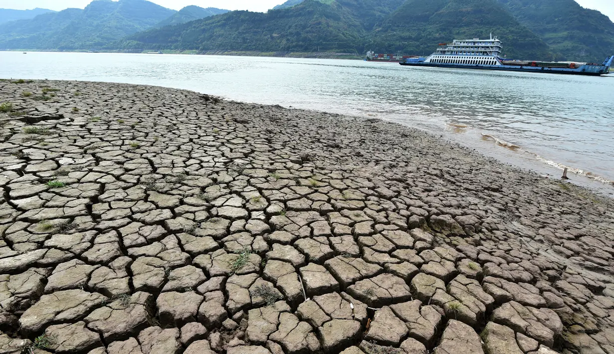 Dasar sungai yang kering terlihat setelah permukaan air turun di Sungai Yangtze, Yunyang, Kotamadya Chongqing, China, 16 Agustus 2022. Suhu tinggi yang tidak biasa dan kekeringan berkepanjangan mempengaruhi sebagian besar wilayah China, mengurangi hasil panen dan persediaan air minum. (Chinatopix Via AP)