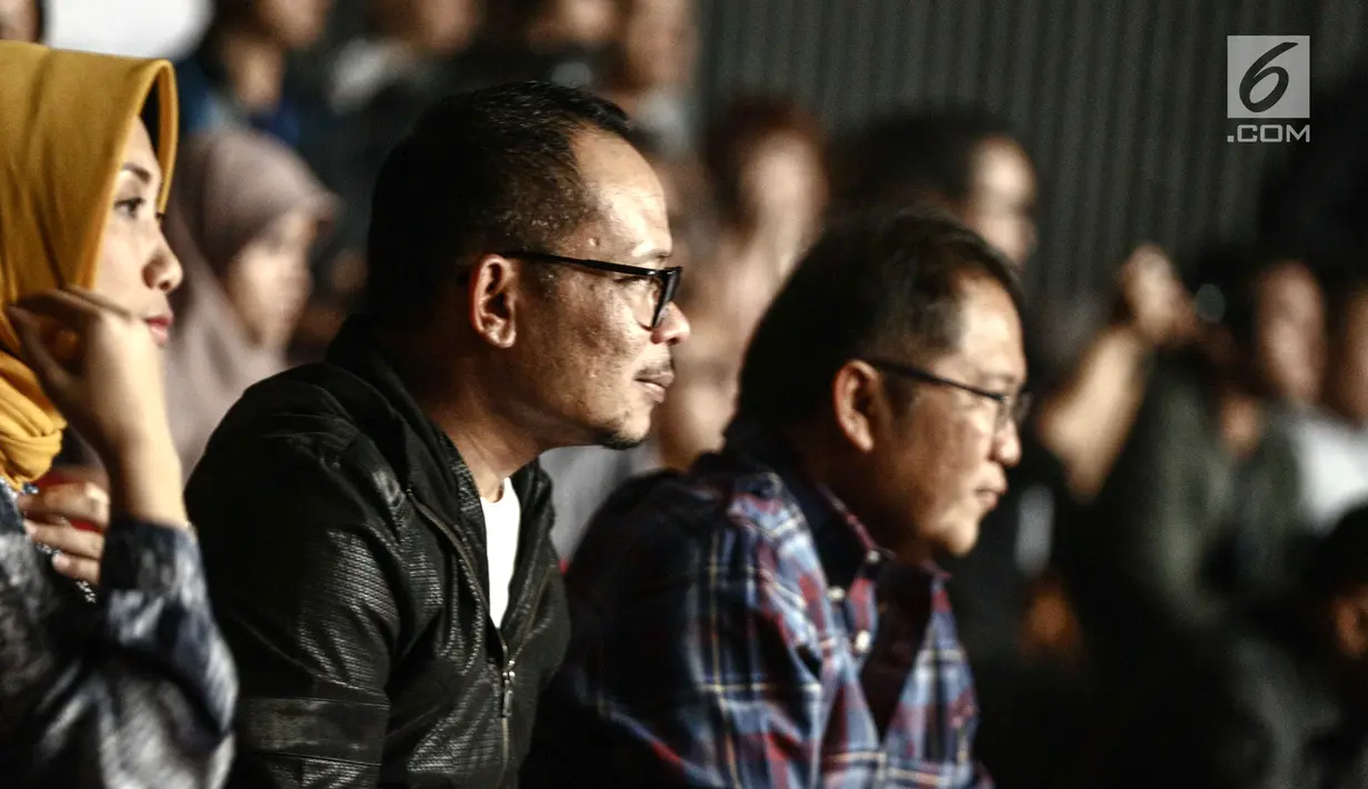 Ekspresi Menkominfo Rudiantara (kanan) dan Menteri Tenaga Kerja Hanif Dhakiri (dua kanan) saat menyaksikan konser Slank di Jakarta, Selasa (27/2). (Liputan6.com/Faizal Fanani)
