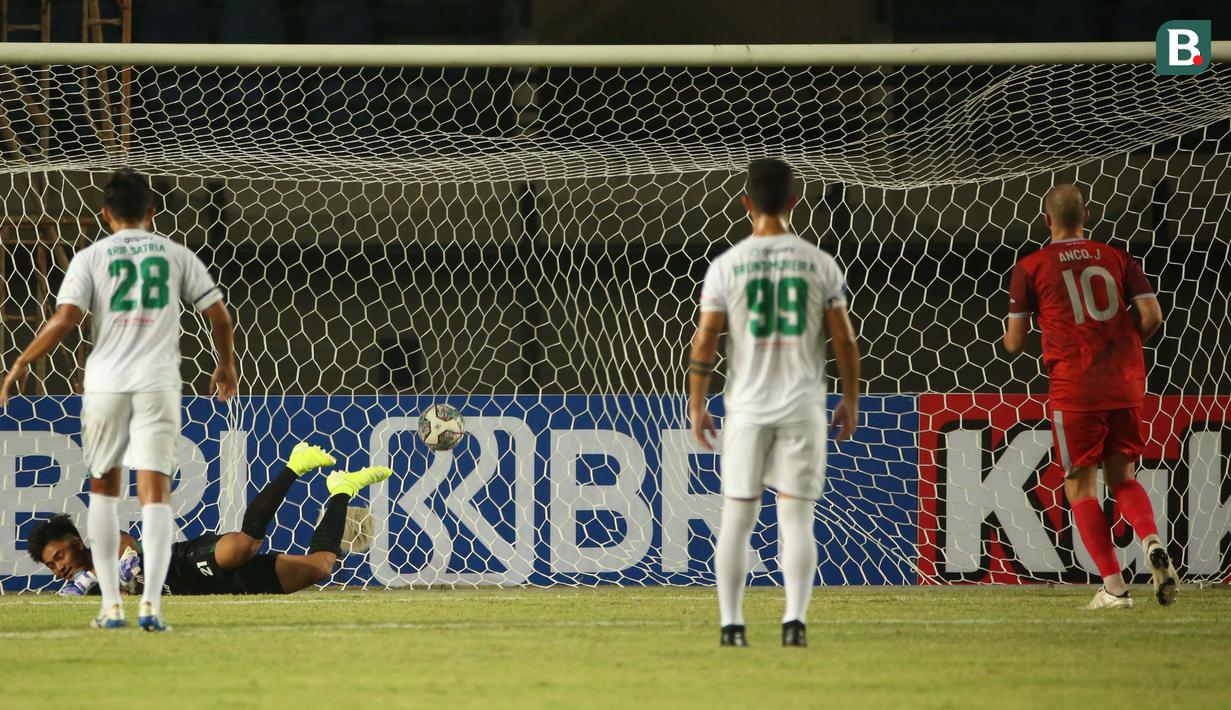 Pelanggaran yang dilakukan Persebaya terhadap Anco Jansen yang dilakukan di dalam kotak pinalti akhirnya berbuah manis. Jansen selaku eksekutor tak menyiakan kesempatan tersebut. (Bola.com/Ikhwan Yanuar)