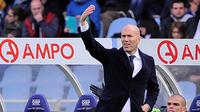 Pelatih Real Madrid, Zinedine Zidane, memberi instruksi kepada pemainnya saat melawan Real Sociedad dalam laga La Liga Spanyol di Stadion Anoeta, Sabtu (30/4/2016) malam WIB. (AFP/Ander Gillenea)