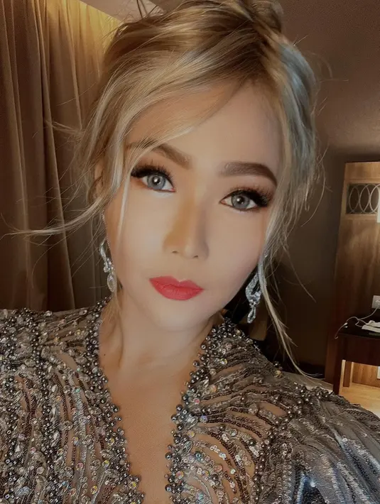 Gemerlap dressnya ini berhasil membalut tubuh Inul dengan baik. Belum lagi, rambut blondenya yang ditata messy look dan makeup bold yang menyempurnakan keseluruhan penampilannya ini. Foto: Instagram.