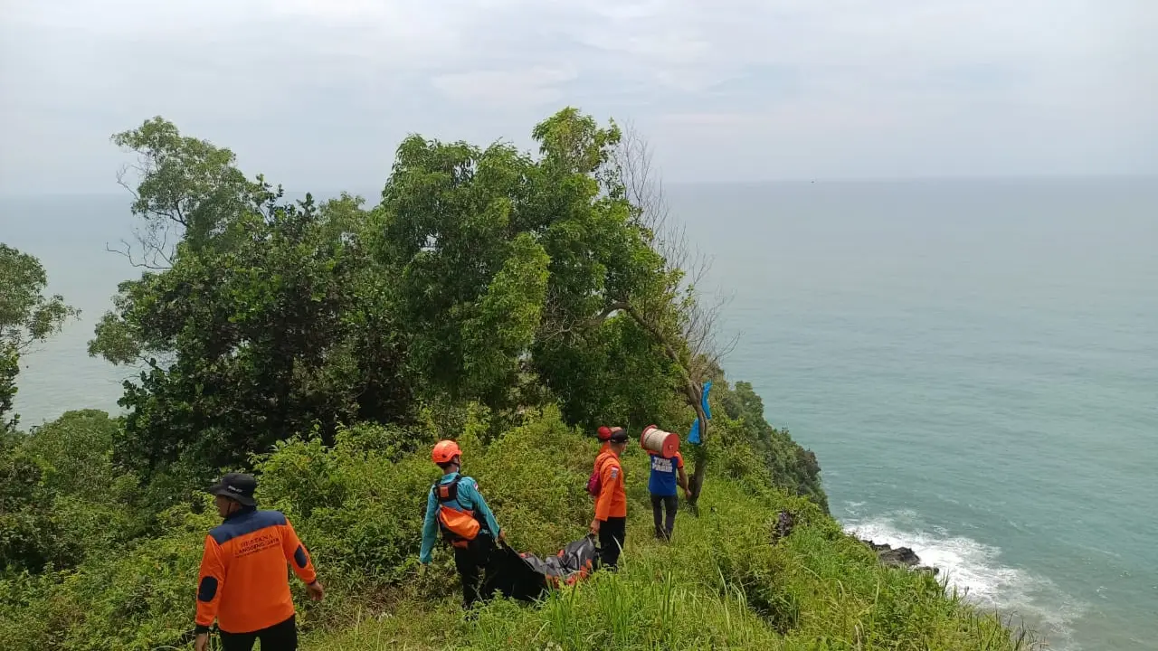 Pencari lobster diduga jatuh dan tenggelam di kawasan Bukit Hud yang berbatasan langsung dengan laut kidul. (Foto: Liputan6.com/Basarnas)