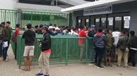 Jelang ujicoba internasional ini suporter timnas Indonesia makin membludak untuk mengantri di loket pembeliat tiket pertandingan. (Twitter @pssi__fai)