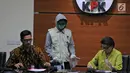 Wakil Ketua KPK Basaria Panjaitan (kanan) menunjukkan barang bukti terkait OTT Kendari di Gedung KPK, Jakarta, Kamis (1/3). Wali Kota Kendari Adriatma Dwi Putra dan cagub Sultra Asrun merupakan anak dan bapak. (Liputan6.com/Herman Zakharia)