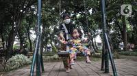 Orangtua mendampingi anaknya bermain di RPTRA Meruya Utara, Jakarta, Selasa (25/1/2022). Berdasarkan survei Studi Status Gizi Indonesia, prevalensi stunting atau gizi buruk di Indonesia saat ini mencapai 24,4 persen. (merdeka.com/Iqbal S. Nugroho)