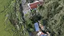 Sejumlah rumah rusak setelah diguncang gempa dan diterjang tanah longsor, Kota Atsuma, Prefektur Hokkaido, Jepang, Kamis (6/9). Gempa menelan satu korban jiwa dan puluhan orang hilang. (Kyodo News via AP)