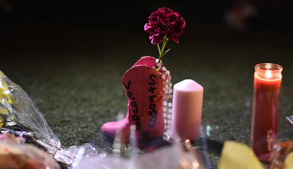 Bunga mawar terlihat di dekat Hotel Mandalay di Las Vegas Strip, di Las Vegas, Nevada (3/10). Pelaku penembakan menembak pengunjung festival musik dari lantai 32 Mandalay Bay. (AFP Photo/Robyn Beck)