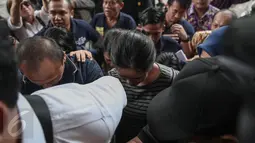 Petugas mengawal ketat kedatangan tersangka pembunuhan Wayan Mirna Salihin, Jessica Kumala Wongso di Kejari Jakarta Pusat, Jumat (27/5). Kejaksaan Tinggi DKI akhirnya menyatakan berkas perkara Jessica Wongso lengkap alias P-21 (Liputan6.com/Faizal Fanani)