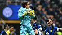 Ada yang unik dalam daftar 5 besar klasemen sementara Liga Italia Serie A 2023/2024 hingga pekan ke-30 yang tengah berjalan. Klub-klub yang ada dalam daftar 5 besar klasemen sementara nyatanya mengandalkan sosok kiper asing sebagai pilihan utama di bawah mistar gawang dibandingkan menjatuhkan pilihan kepada kiper lokal. Berikut daftar kelima kiper asing tersebut. (AFP/Gabriel Bouys)