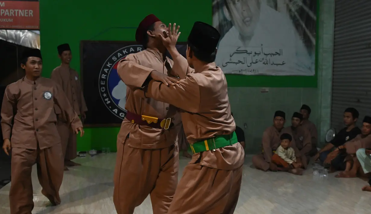 Praktisi pencak silat, seni beladiri yang berasal dari Asia Tenggara, melakukan sesi latihan di Jakarta, Sabtu (14/12/2019). Badan PBB, UNESCO menetapkan pencak silat sebagai warisan budaya tak benda dalam sidang ke-14 Komite Warisan Budaya Tak Benda UNESCO di Bogota, Kolombia. (BAY ISMOYO/AFP)