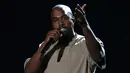 Penyanyi rap Kanye West saat berpidato di ajang penghargaan MTV Video Music Awards 2015, Los Angeles, Minggu (30/8). Pada kesempatan itu, suami dari Kim Kardashian tersebut memastikan diri bakal menjadi calon presiden AS tahun 2020.(REUTERS/Mario Anzuoni)