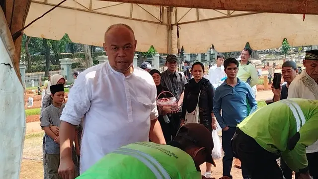 Edwin Super Bejo saat pemakaman ibunda. (M Altaf Jauhar)