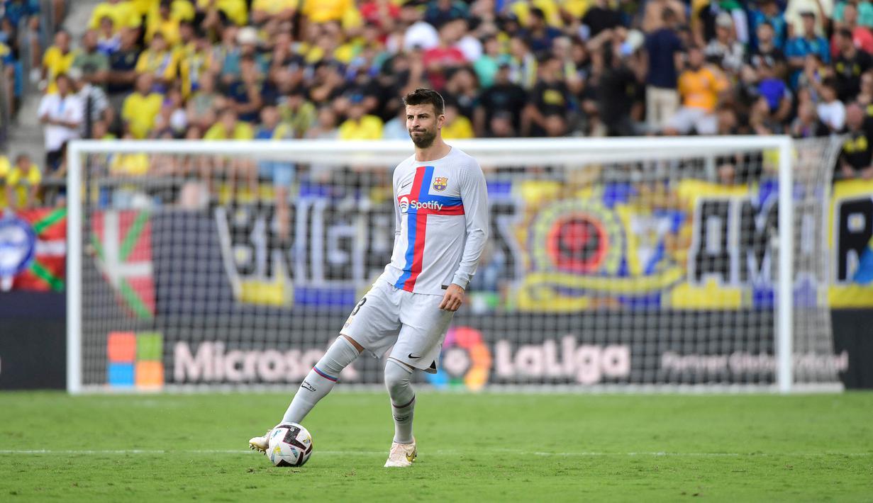 Bek Barcelona Gerard Pique mengumumkan akan gantung sepatu sebagai pemain sepak bola profesional. Laga melawan Almeria pada hari Minggu (6/11/2022) di Nou Camp merupakan pertandingan terakhirnya. (AFP/Cristina Quicler)