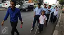 Siswa PSBN Cahaya Bathin penyandang tunanetra dan penglihatan terbatas mengikuti praktik orientasi mobilitas di Cawang, Jakarta, Selasa (11/4). Praktik ini melatih kemandirian siswa menghadapi situasi apapun dalam keseharian. (Liputan6.com/Gempur M Surya)