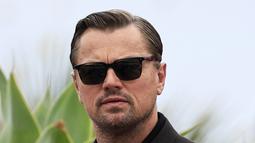 Aktor Hollywood berusia 48 tahun ini tampil necis dengan setelan jas dan celana panjang berwarna senada, dipadukan dengan kemeja hitam. (AFP/Valery Hache)