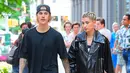 Justin Bieber sepertinya sedang menikmati libur di hari kemerdeaan bersama dengan Hailey Baldwin. (splahsnews.com/HollywoodLife)