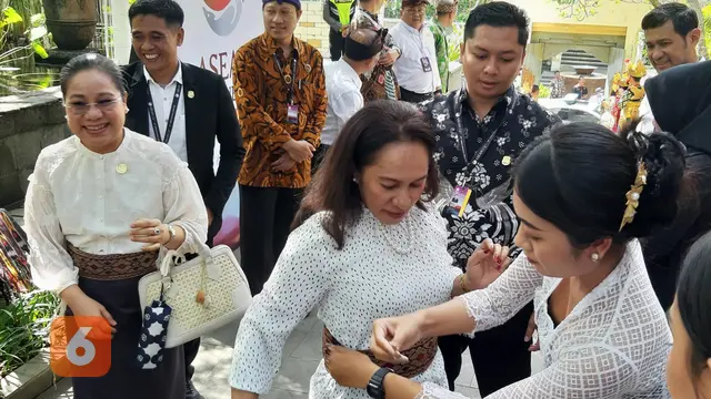 Wakil Menteri Solidaritas Sosial Timor Leste Signi Chandrawati Verdial tiba di kawasan Garuda Wisnu Kencana (GWK). Tampak tersenyum di sebelahnya Suanesavanh Vignaket, Menteri Informasi, Budaya, dan Pariwisata Laos.