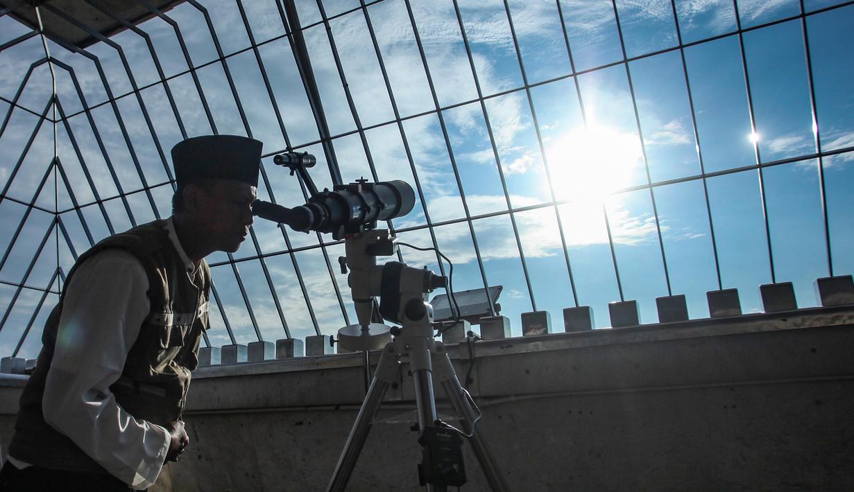 Tim Hisab Rukyat Jakarta mengamati posisi hilal menggunakan teleskop di puncak Monumen Nasional (Monas) di Jakarta, Jumat (28/2/2025). (merdeka.com/Arie Basuki)