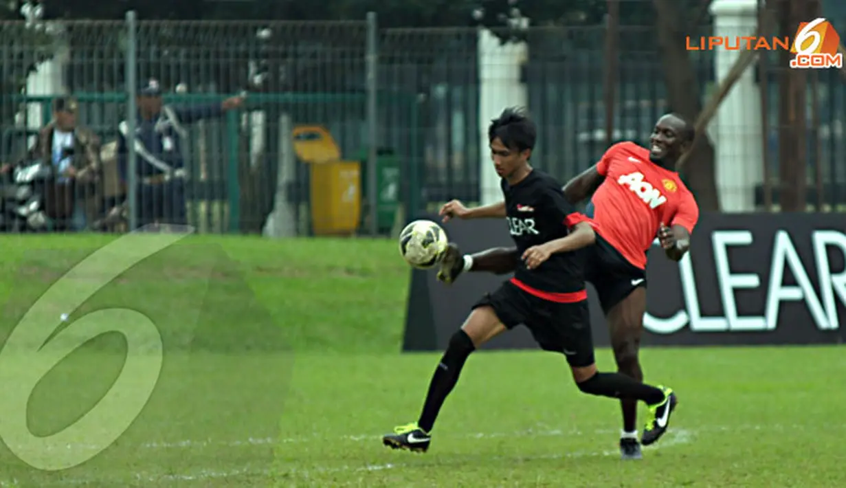 Dwight Yorke terlihat ikut berlatih bersama para fans Manchester United usai Training Camp Ayo Indonesia Bisa di Lapangan C Senayan Jakarta pada Kamis 14 November 2013 (Liputan6.com/Helmi Fithriansyah).
