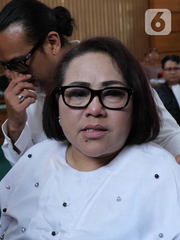 Pelawak Tri Retno Prayudati alias Nunung dan suaminya, July Jan Sambiranakan usai menjalani sidang perdana kasus Narkoba jenis sabu di Pengadilan Negeri Jakarta Selatan, Rabu (2/10/2019). Sidang tersebut dilanjutkan pada Rabu (9/10/2019) dengan agenda keterangan saksi. (Liputan6.com/Herman Zakharia)