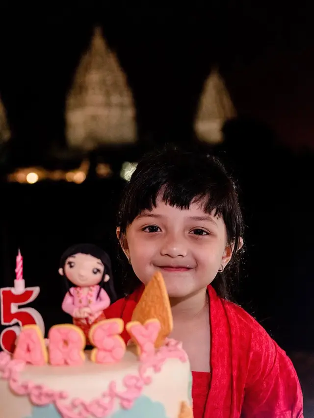 6 Potret Perayaan Ulang Tahun Arsy di Candi Prambanan, Seru Banget