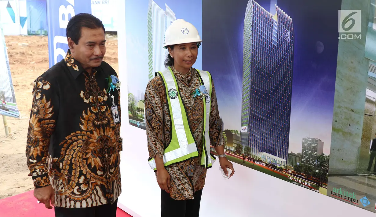 Menteri BUMN RI Rini Soemarno didampingi Direktur Utama PT. Bank Rakyat Indonesia (Persero) Tbk Suprajarto meninjau lokasi saat groundbreaking gedung BRI di Gatot subroto, Jakarta, Rabu (27/12). (Liputan6.com/Angga Yuniar)