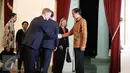 Presiden Joko Widodo (Jokowi) menerima delegasi Uni Eropa di Istana Negara, Jakarta, Jumat (8/5/2016). Indonesia mengupayakan diberikannya kerja sama pasar bebas dengan Uni Eropa. (Liputan6.com/Faizal Fanani)