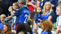 Istri Patrice Evra, Sandra Evra saat menyaksikan pertandingan antara Prancis melawan Rumania pada kualifikasi Grup A Piala Eropa 2016 di stadion Stade de France, di Saint-Denis, Paris, Prancis, (10/6). (AFP PHOTO/FRANCK FIFE)